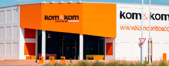 Fragmento de la fachada de la tienda de electrodomésticos Kom&Kom